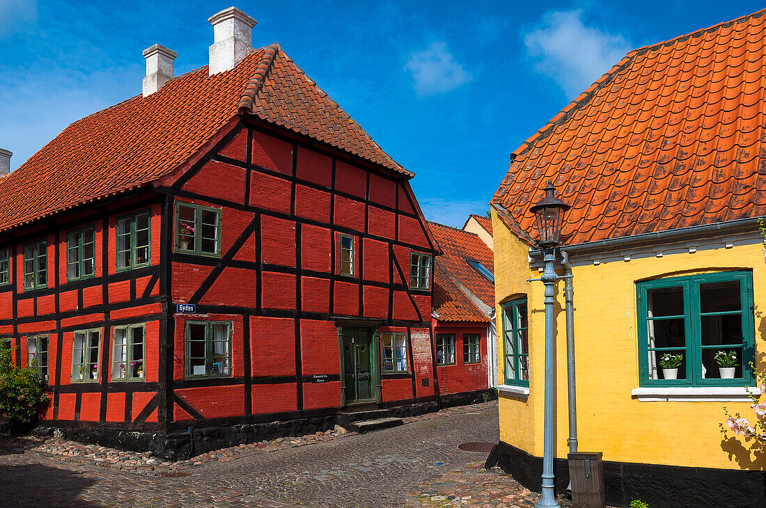 Typische bemalte Häuser und Kopfsteinpflasterstraße, Dorf Aeroskobing, Insel Aero, Halbinsel Jütland, Region Syddanmark, Dänemark, Europa