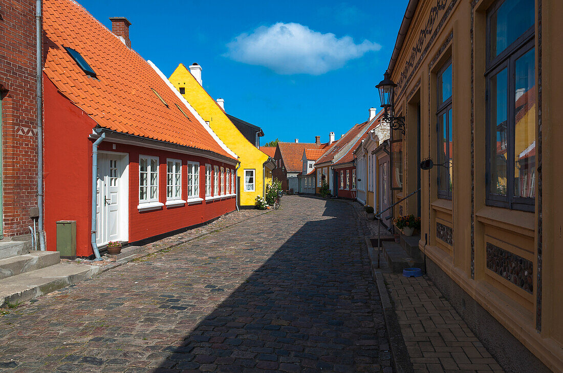 Typische bemalte Häuser und Kopfsteinpflasterstraße, Dorf Aeroskobing, Insel Aero, Halbinsel Jütland, Region Syddanmark, Dänemark, Europa