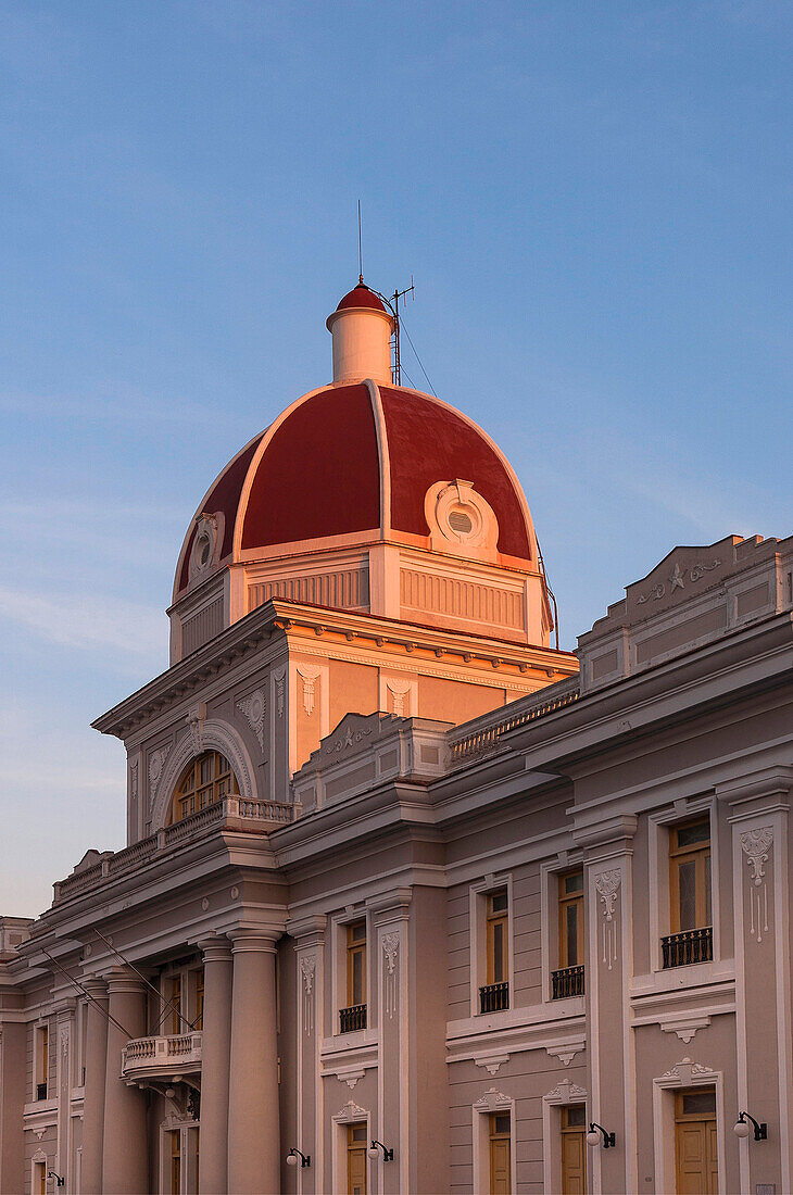 Das Rathaus im Parque Jose Marti, Cienfuegos, Kuba, Westindische Inseln, Karibik