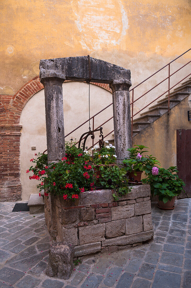 Alter Brunnen im Innenhof, San Quirico d'Orcia, Val d'Orcia, Provinz Siena, Toskana, Italien