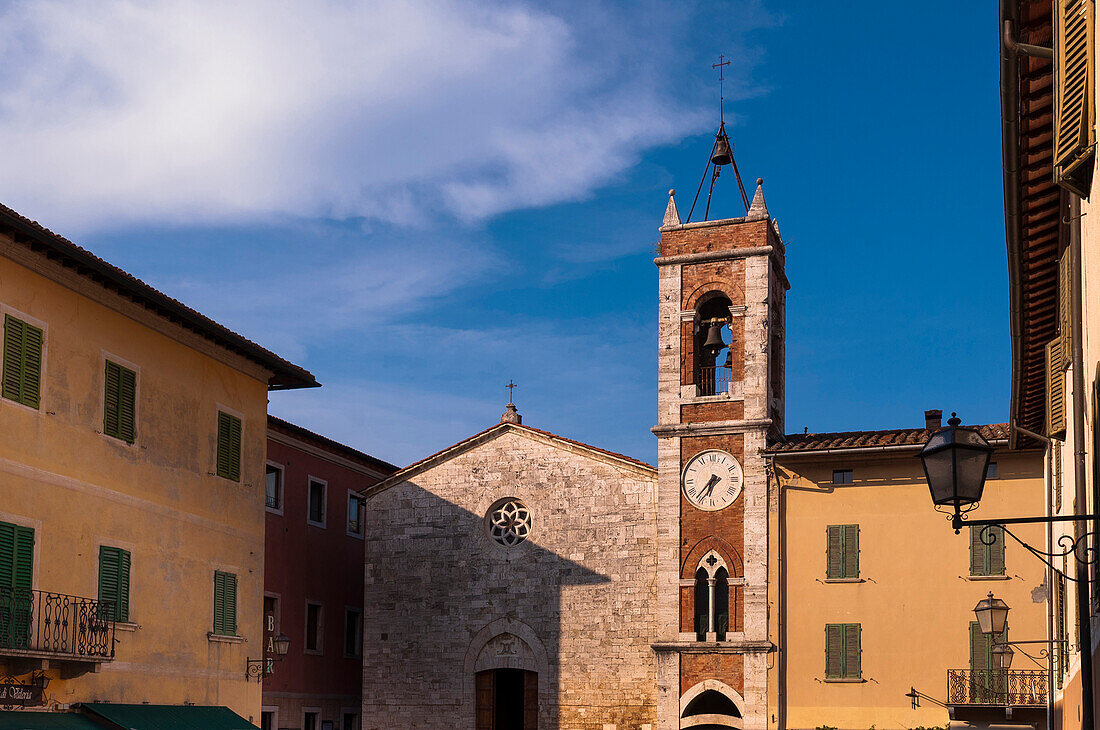 Gebäude mit Glockenturm, San Quirico d'Orcia, Val d'Orcia, Provinz Siena, Toskana, Italien