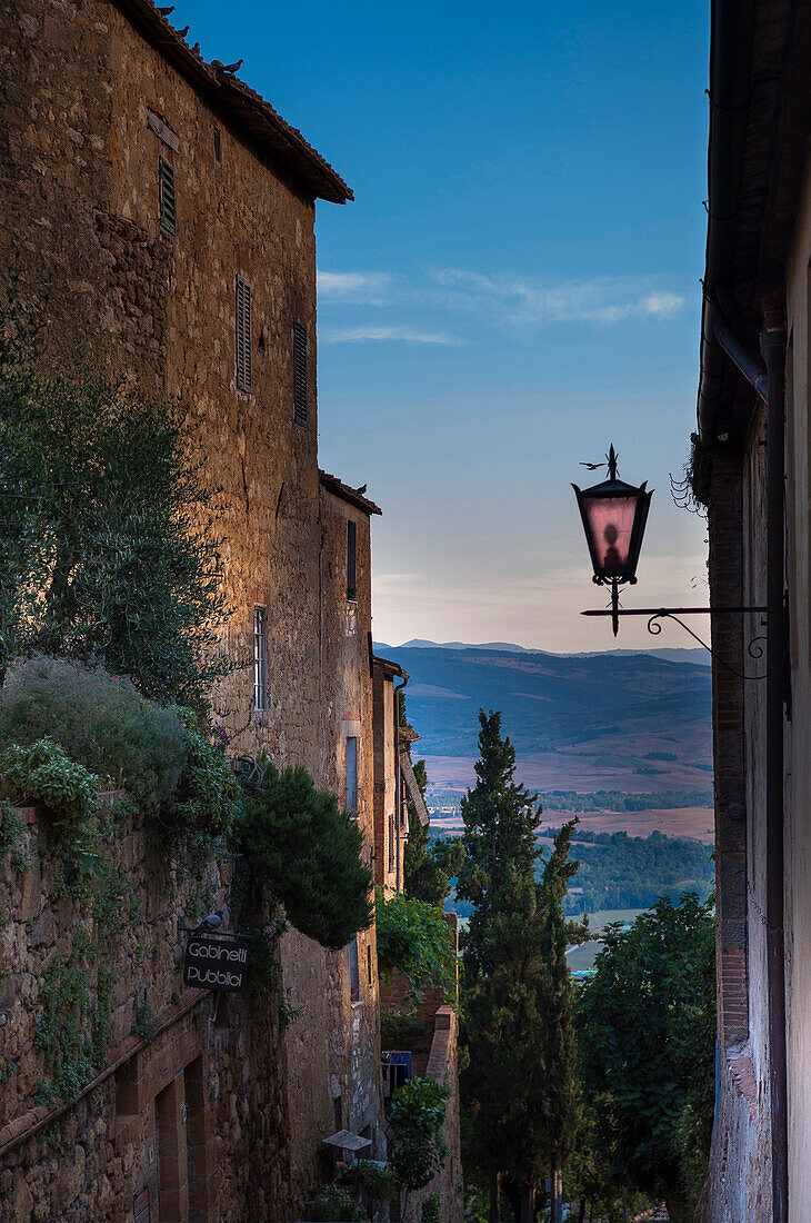 Straßenlaterne und Steingebäude, Pienza, Val d'Orcia, Siena, Toskana, Italien