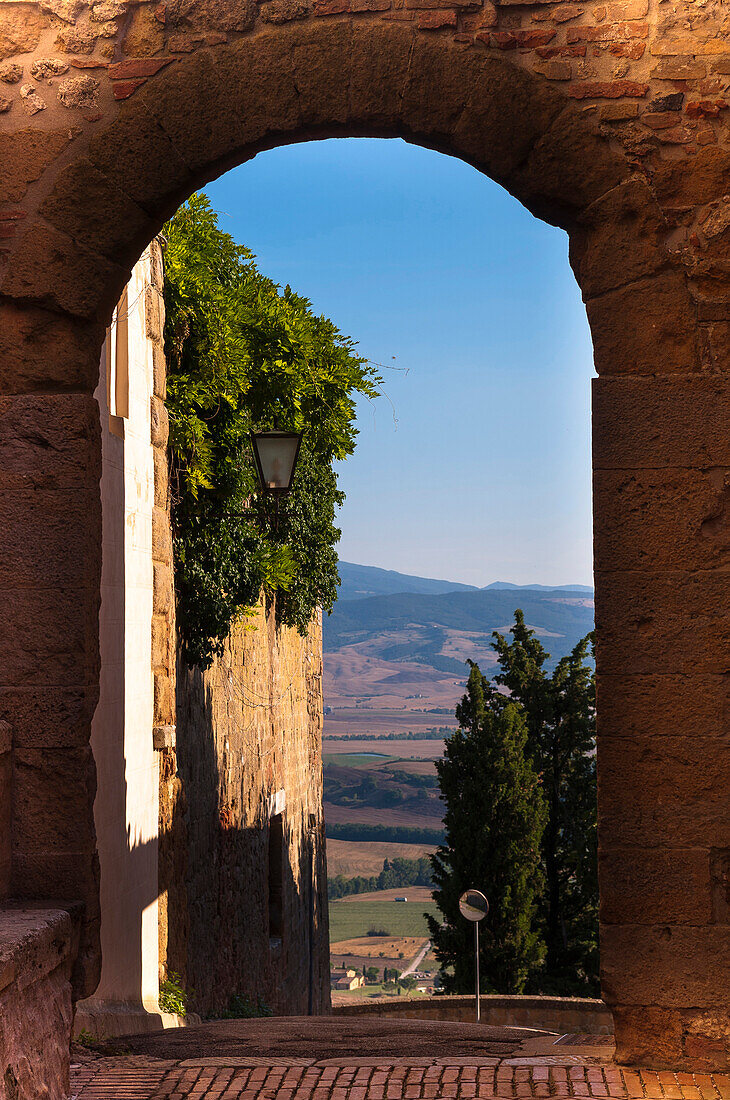 Landschaftlicher Durchgangsbogen, Pienza, Val d'Orcia, Siena, Toskana, Italien