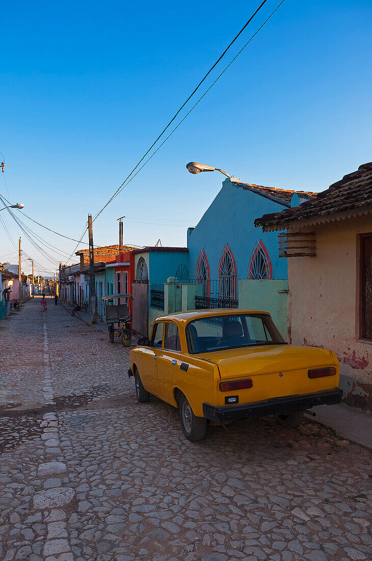 Straßenszene mit altem Auto, Trinidad de Cuba, Kuba