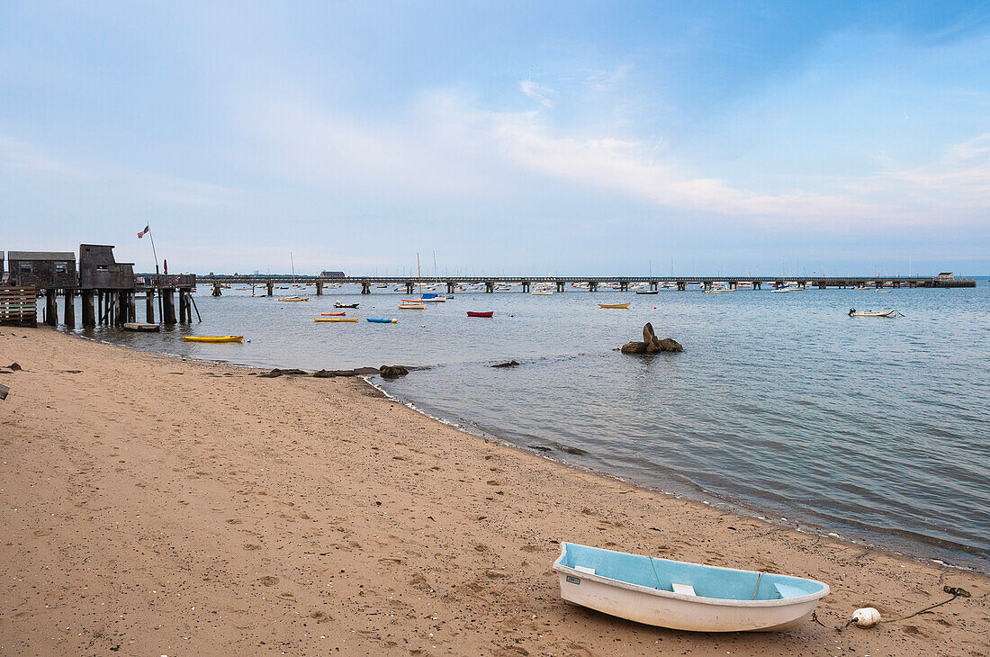 Ruderboot am Ufer des Hafens, Provincetown, Cape Cod, Massachusetts, USA