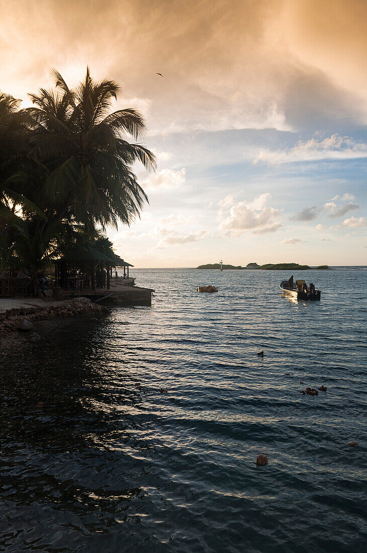 Boot auf dem Wasser bei Sonnenuntergang, Südwestküste von Aruba, Kleine Antillen, Karibik