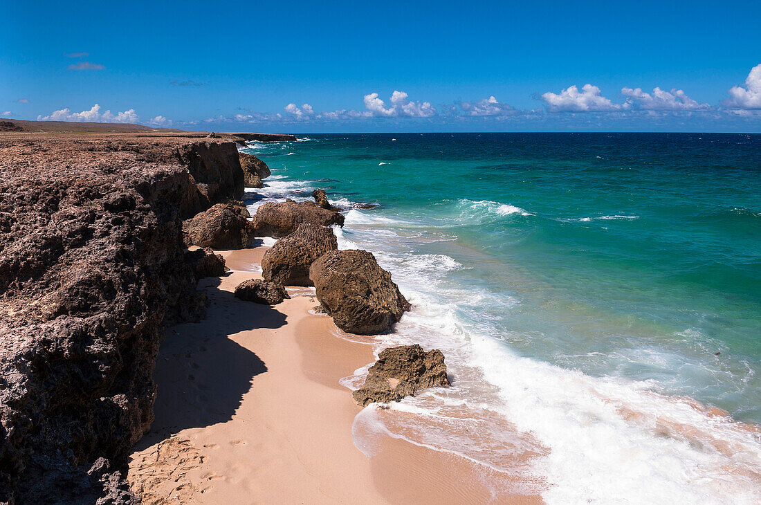 Wellen treffen auf Küstenlinie, Arikok National Park, Aruba, Kleine Antillen, Karibik