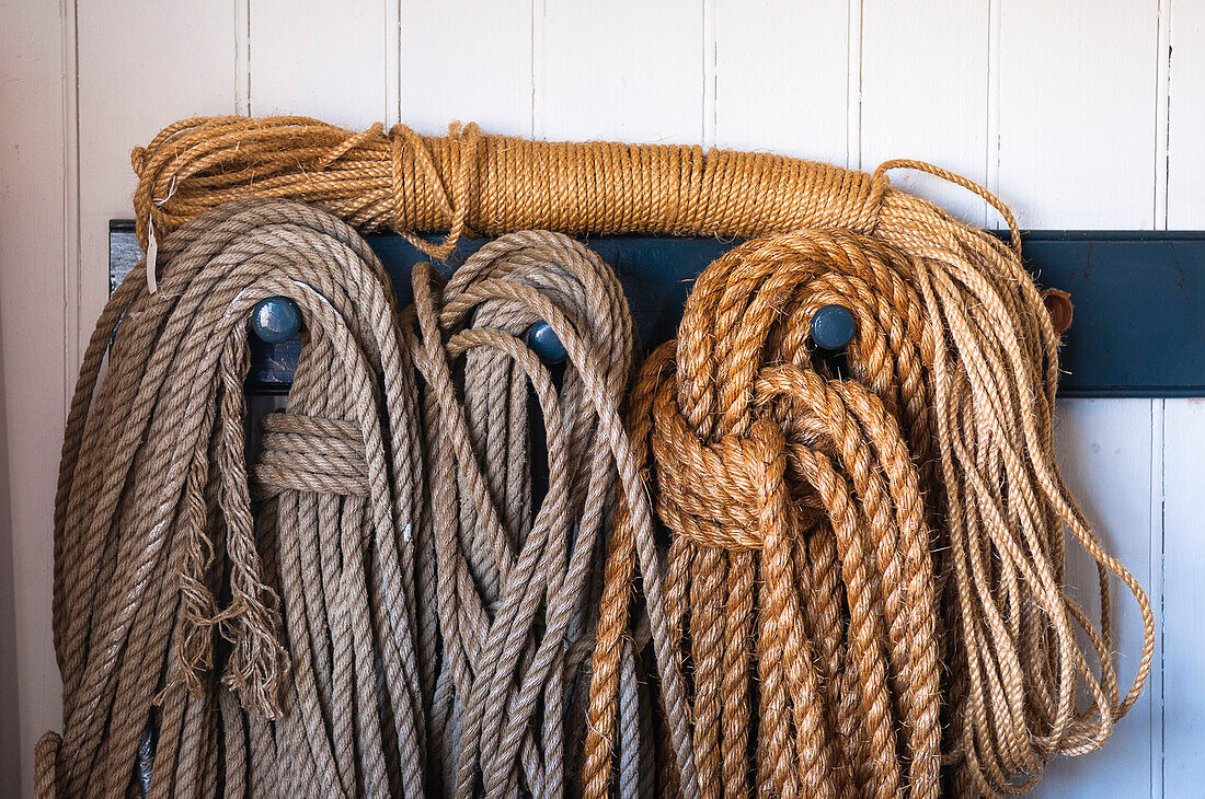 Nahaufnahme von aufgewickelten Seilen, die an Haken hängen, Citadel Hill, Halifax, Nova Scotia, Kanada