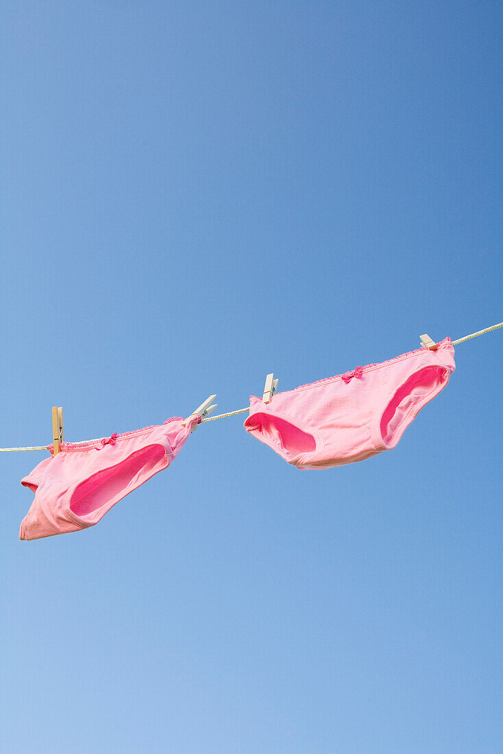 Rosa Unterwäsche auf der Wäscheleine