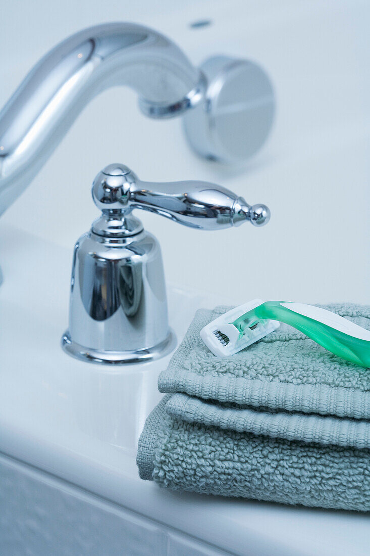 Razor on edge of Tub