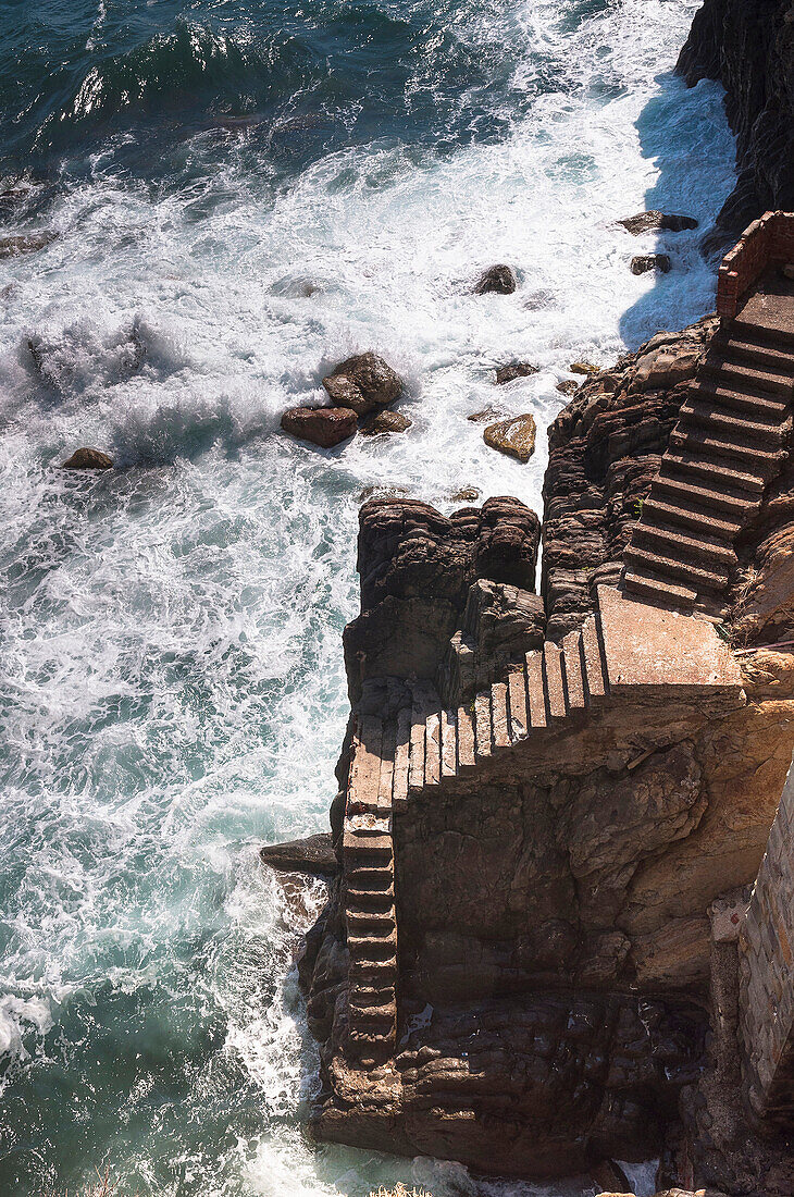 Treppe hinunter zum Meer, Riomaggiore, Cinque Terre, Bezirk La Spezia, Italienische Riviera, Ligurien, Italien