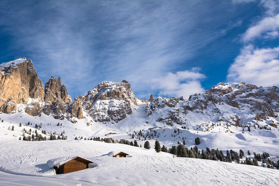 Berghütte, Grödnerjoch und Sellagruppe, Gröden, Bezirk Bozen, Trentino Südtirol, Dolomiten, Italien