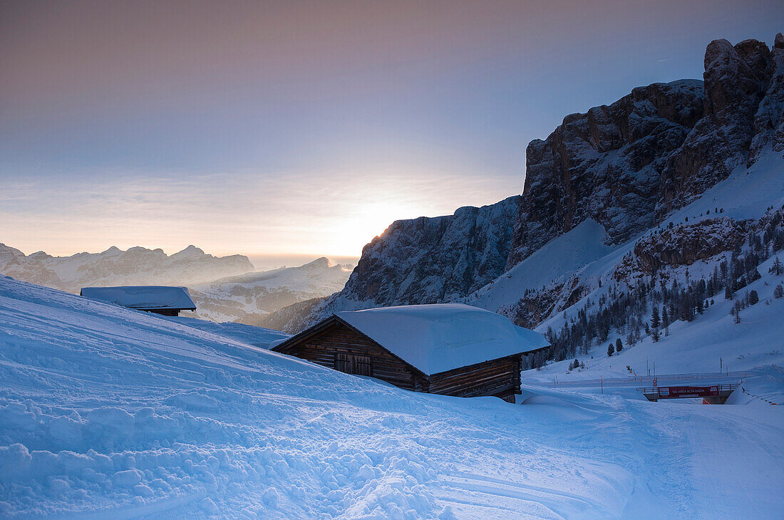 Berghütte, Grödnerjoch und Sellagruppe, Grödner Tal, Bezirk Bozen, Trentino Südtirol, Dolomiten, Italien