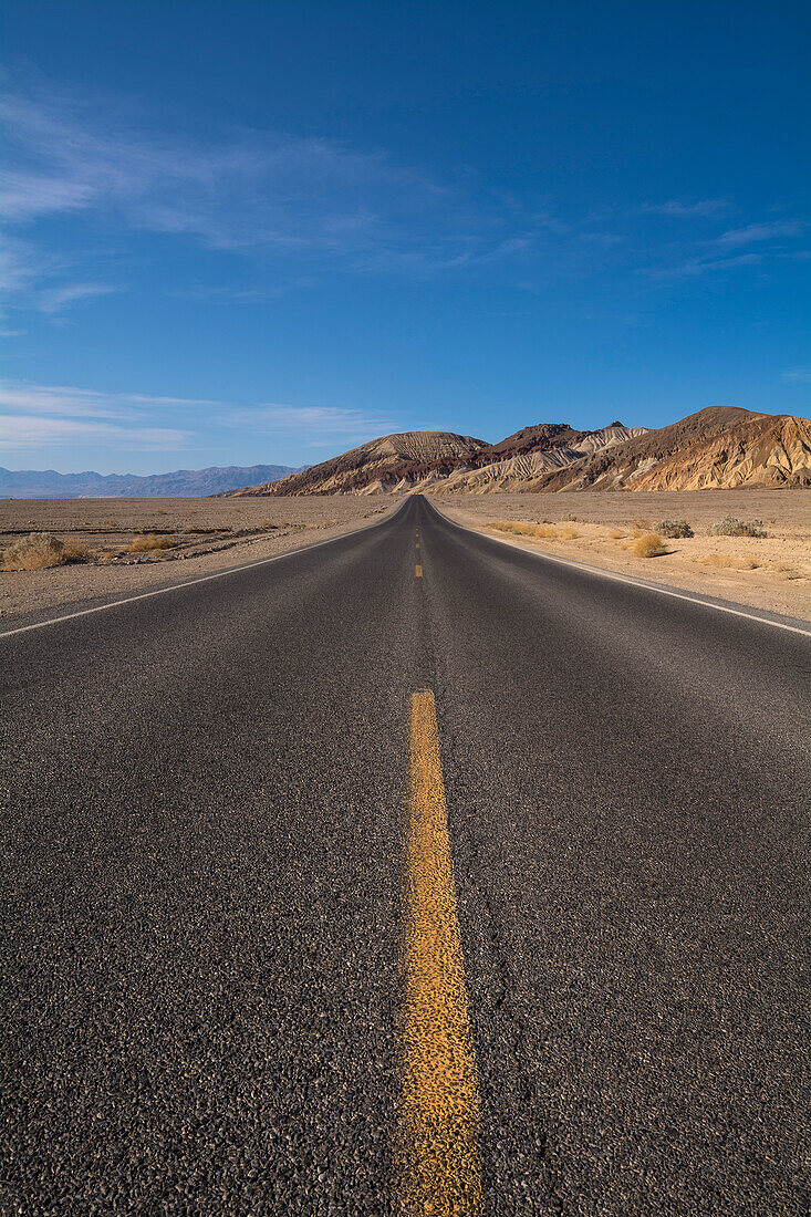Gepflasterte Straße in der Wüstenlandschaft, Death Valley National Park, Kalifornien, USA
