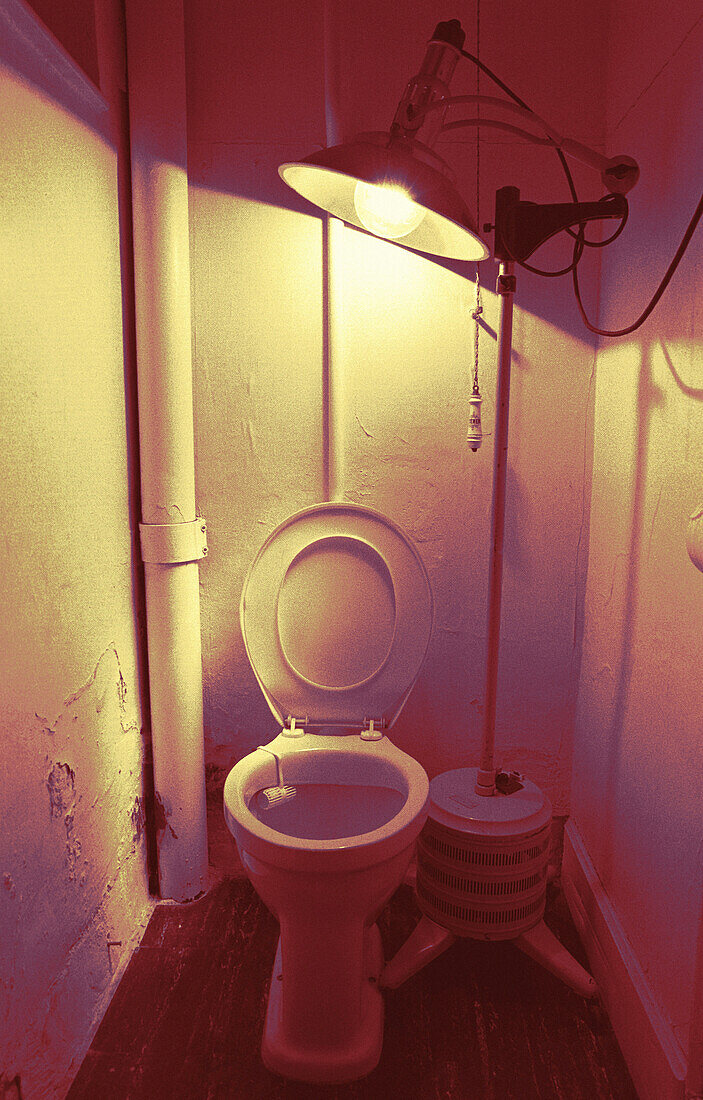 Toilette und Lampe