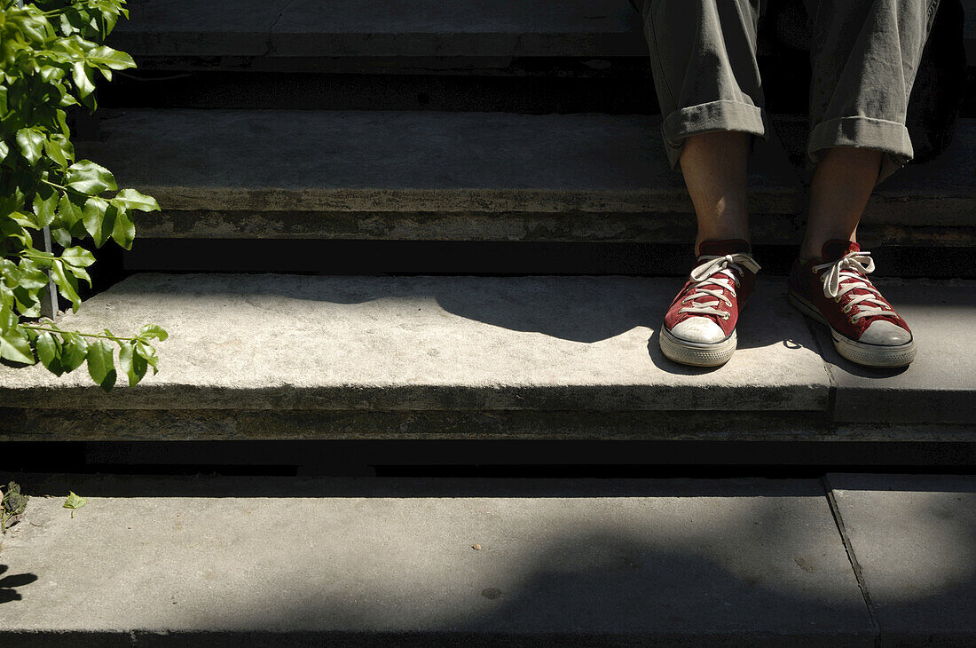 Füße einer Frau auf einer Treppe