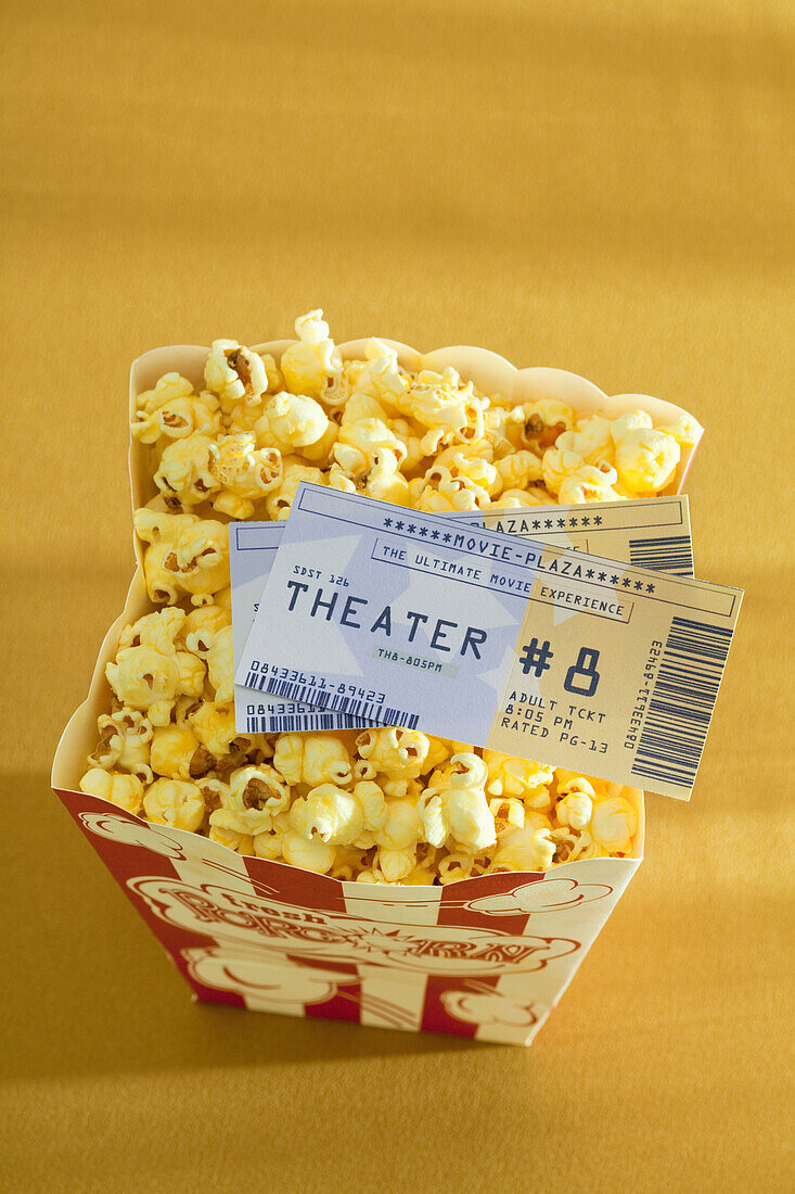 Kinokarten und Popcorn