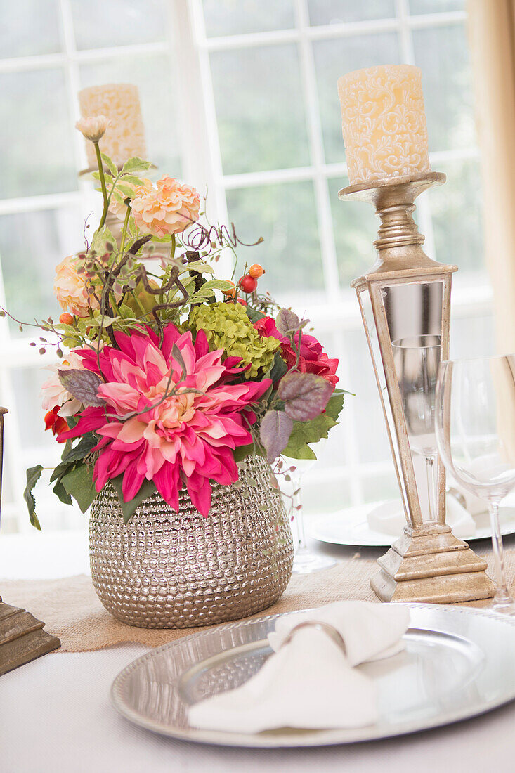 Eleganter gedeckter Tisch bei einer Hochzeitsfeier mit Teller und Serviette