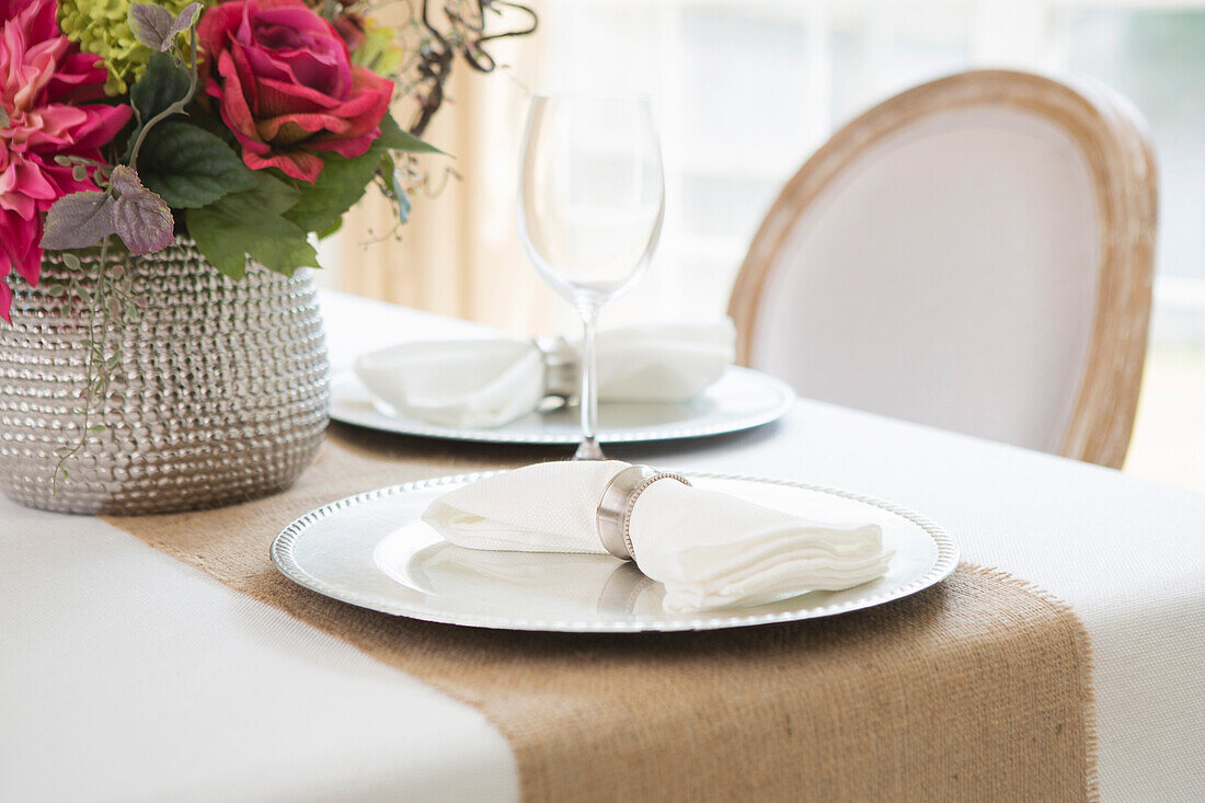 Elegant gedeckter Tisch bei einer Hochzeit mit Teller und Serviette