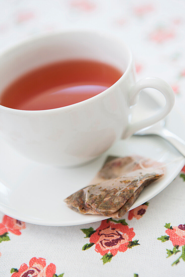 Teetasse mit gebrauchtem Teebeutel, Studioaufnahme