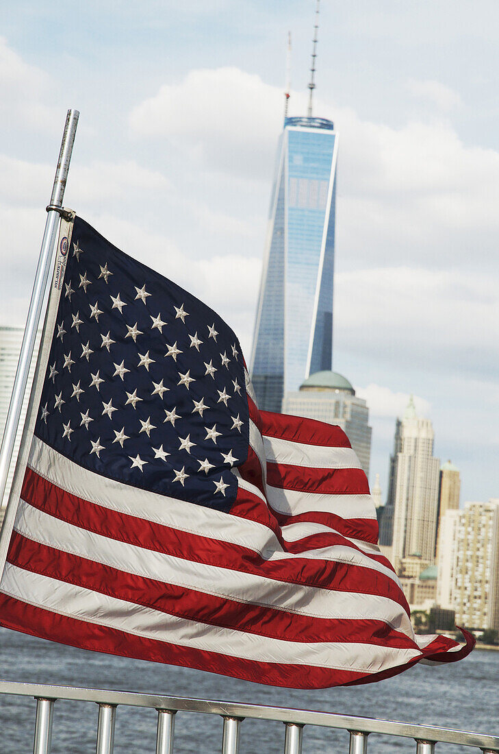 Amerikanische Flagge mit dem One World Trade Center im Hintergrund, New York City, New York, USA