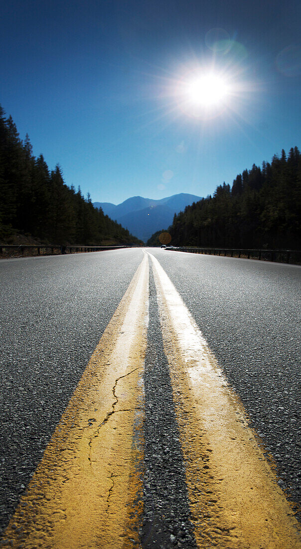 Trans Canada Highway mit Blick nach Westen in Richtung Salmon Arm, British Columbia, Kanada