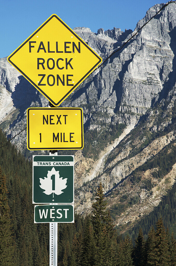Nahaufnahme eines Schilds am Trans Canada Highway mit den Rocky Mountains im Hintergrund, in der Nähe von Revelstoke, BC, Kanada