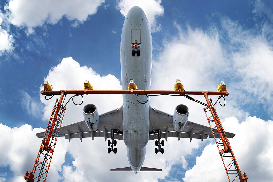 Tiefblick auf einen landenden Jumbojet auf dem internationalen Flughafen Pearson, Toronto, Ontario, Kanada12