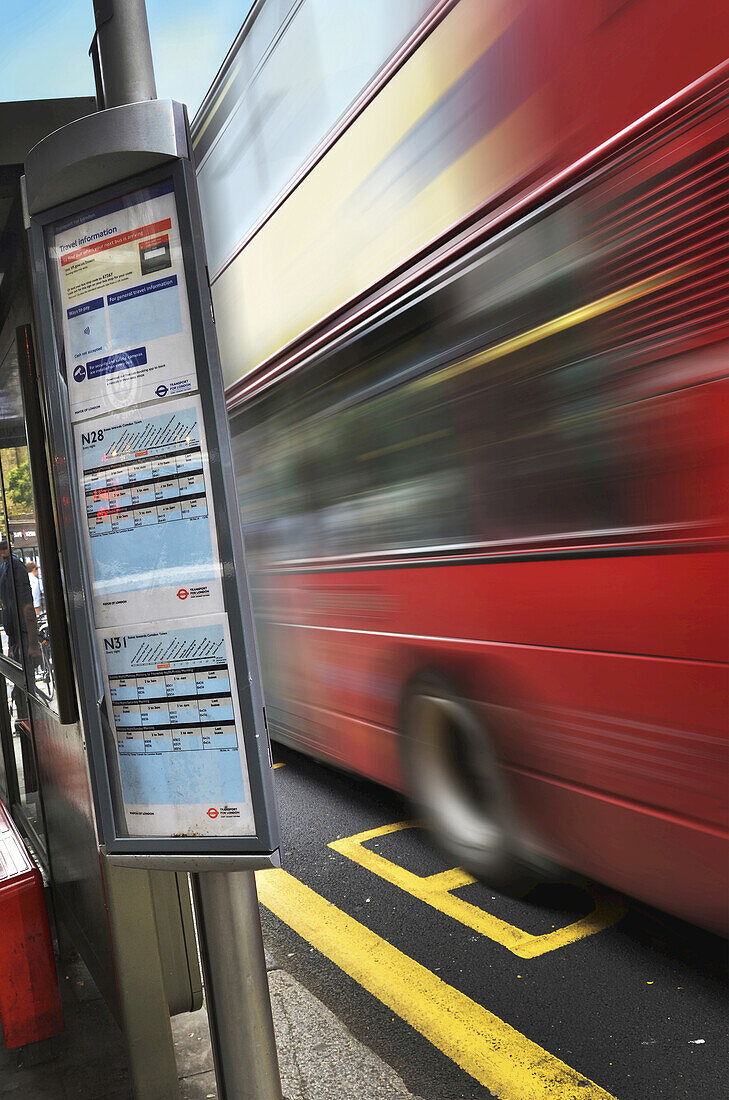 Doppeldecker-Bus bei der Fahrt nach Fahrplan, London, England, UK