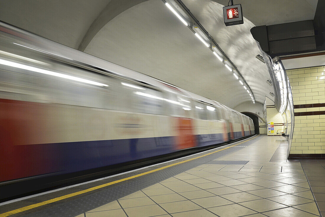 Blick auf den Bahnsteig der Londoner U-Bahn in der Edgware Road mit abfahrendem Zug, London, England, UK