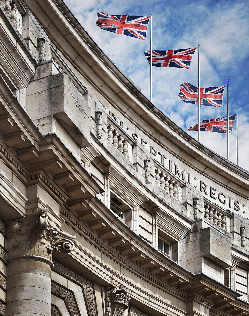 Spitze des Admiralty Arch-Gebäudes mit britischen Flaggen, London, England