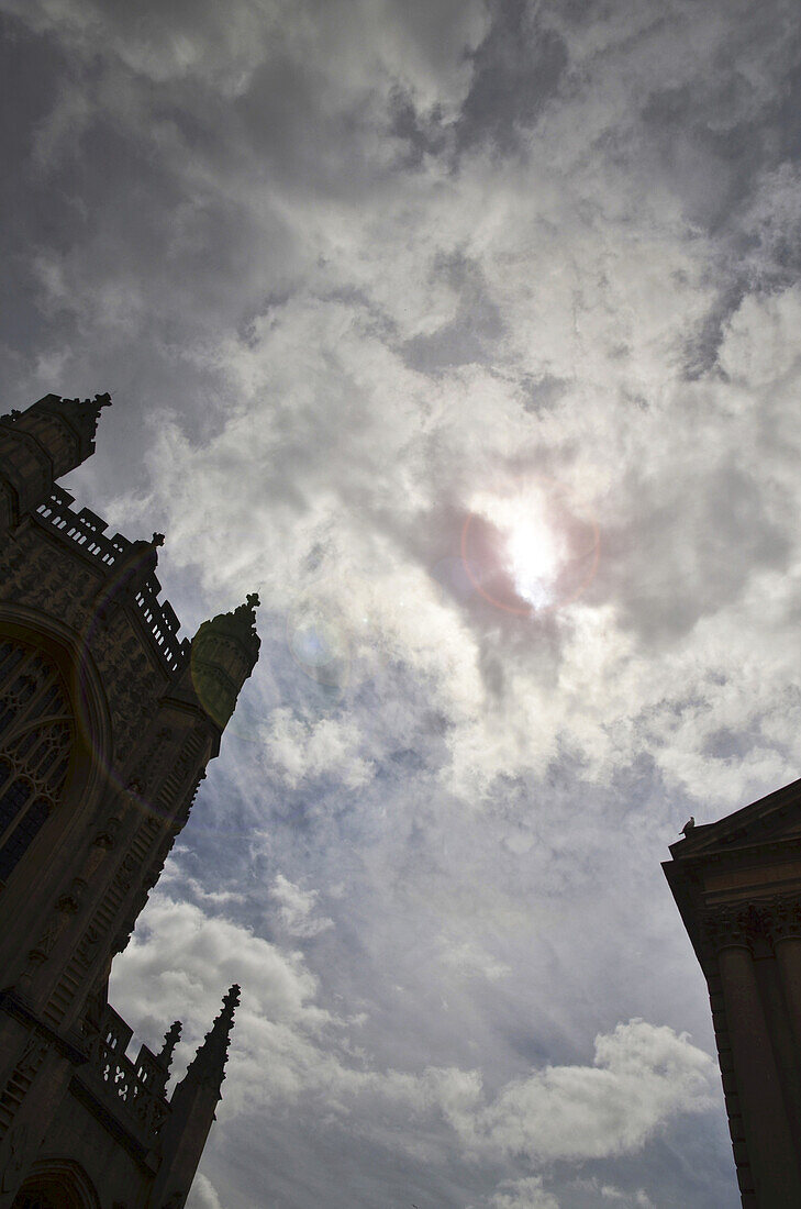Niedriger Blickwinkel auf den Himmel und Bath Abbey in Bath, England, UK