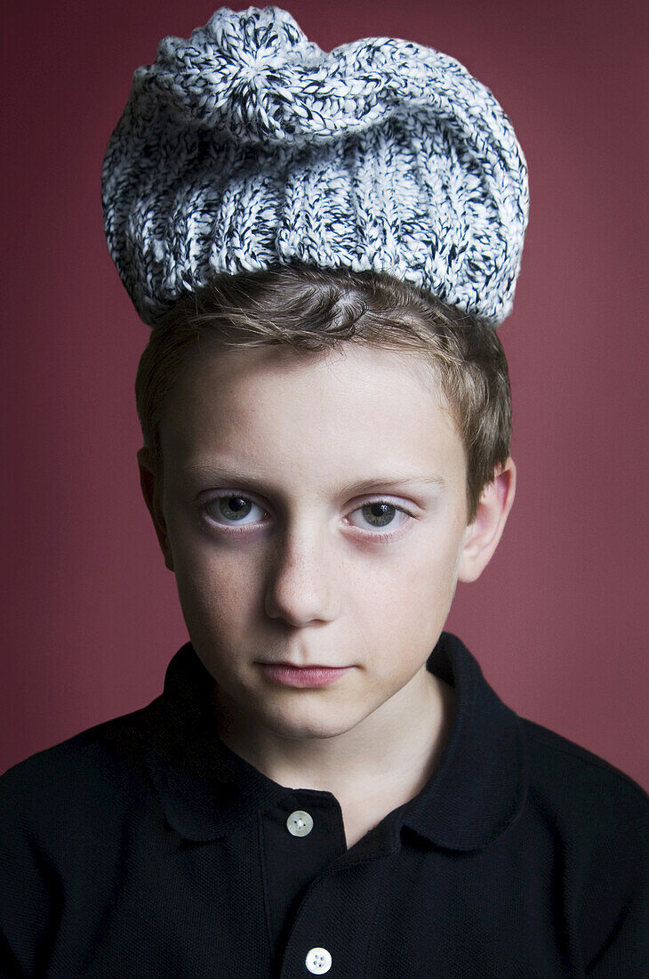 Porträt eines Jungen, der einen Hut trägt