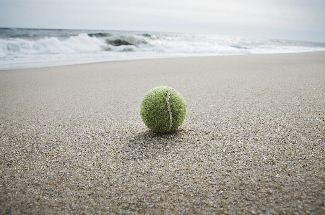 Nahaufnahme eines am Strand angespülten Tennisballs, Point Pleasant, New Jersey, USA