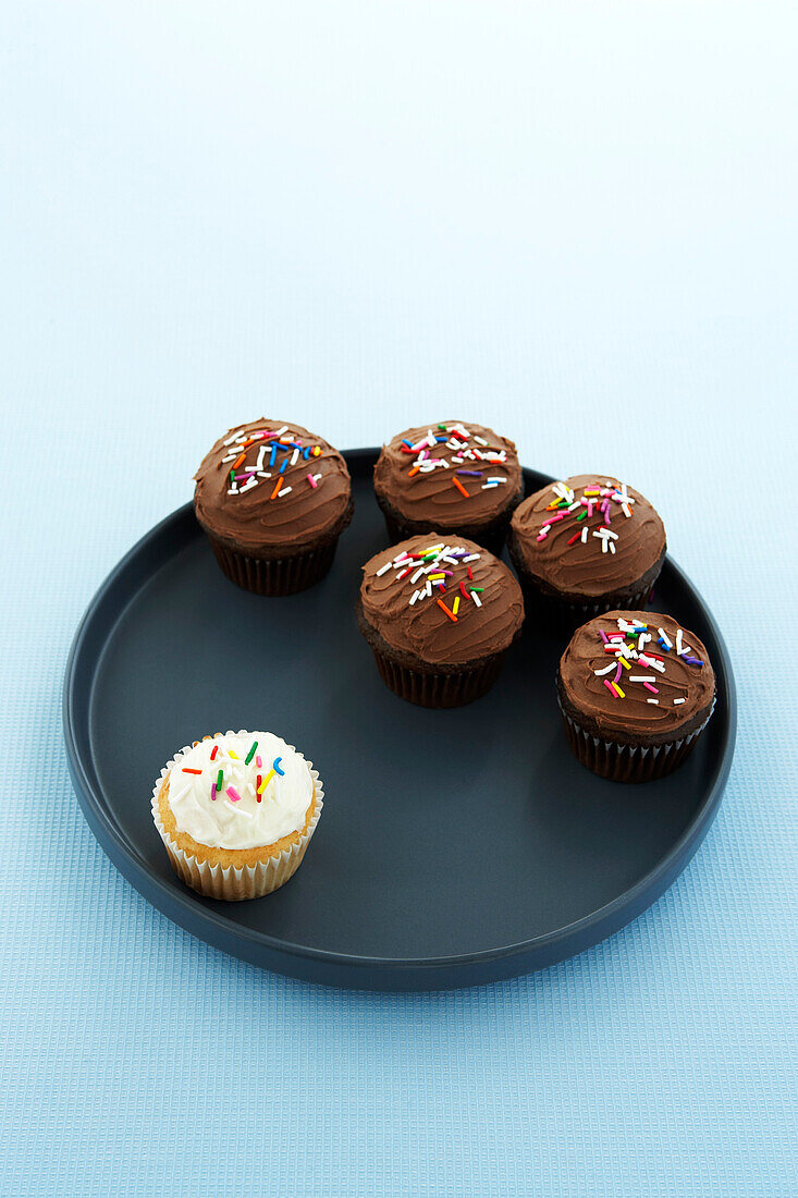 Vanille-Cupcake getrennt von Schokoladen-Cupcakes
