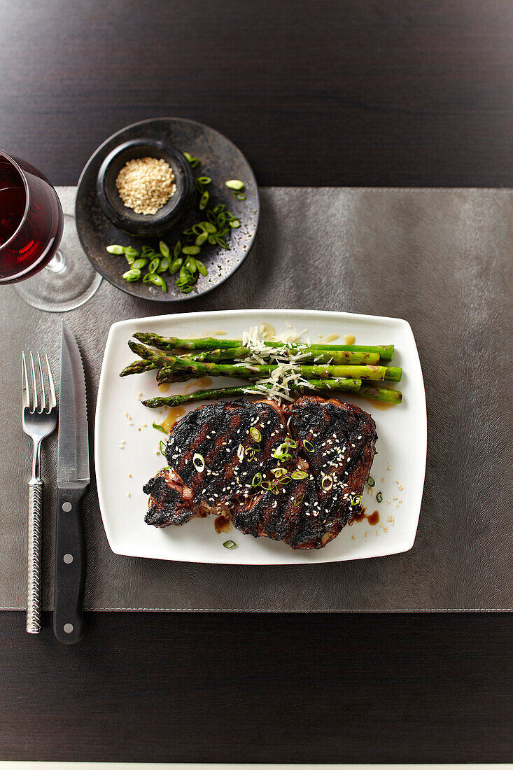 Draufsicht auf Steak und Spargel, Studioaufnahme