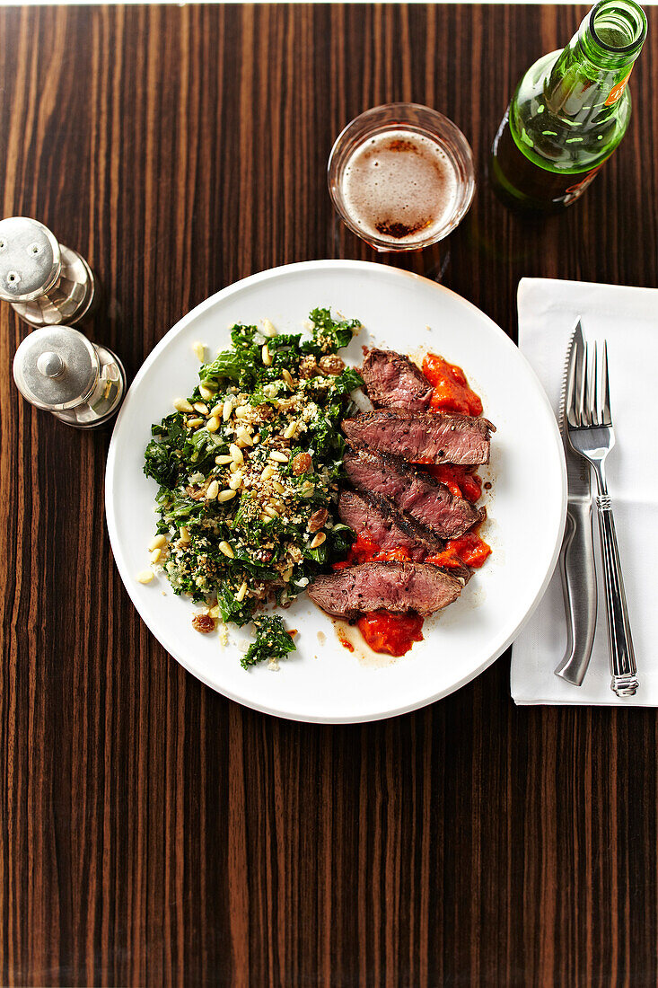 Draufsicht auf Steak mit Gemüse und Bier, Studioaufnahme