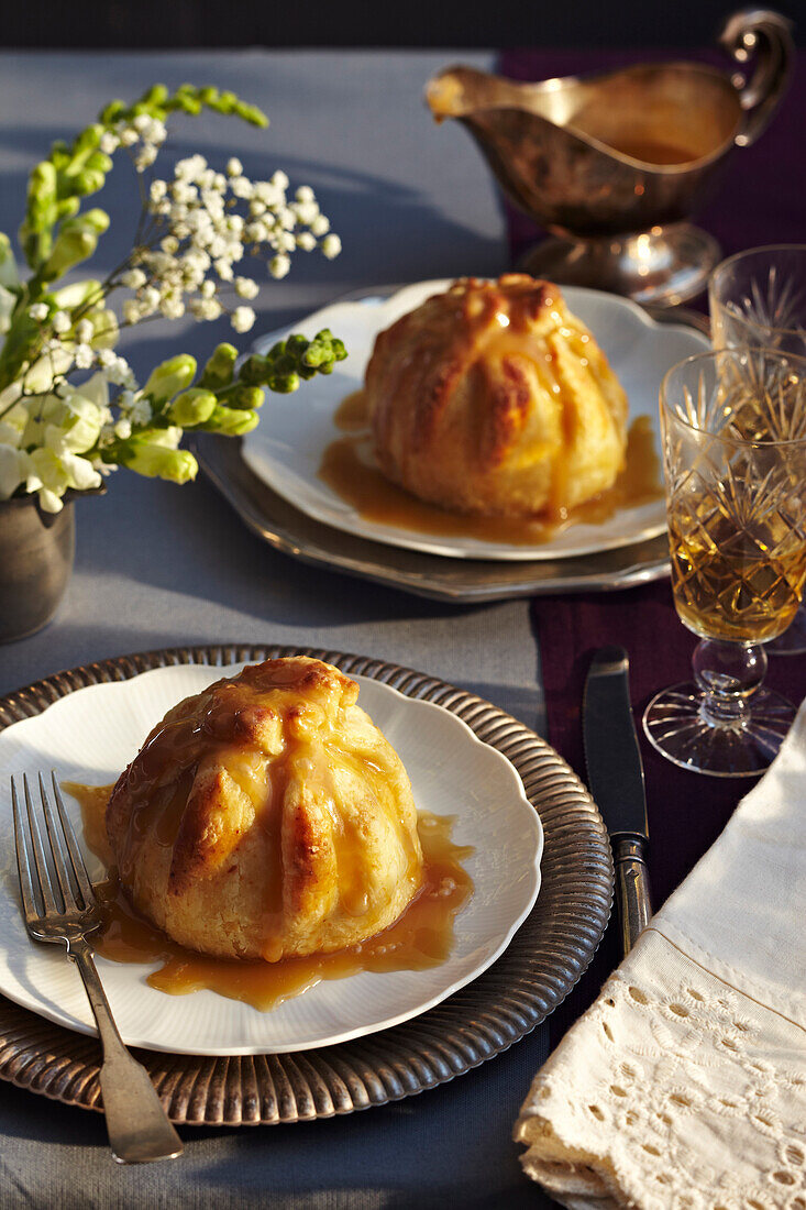 Apfelkuchenknödel mit Karamellsoße