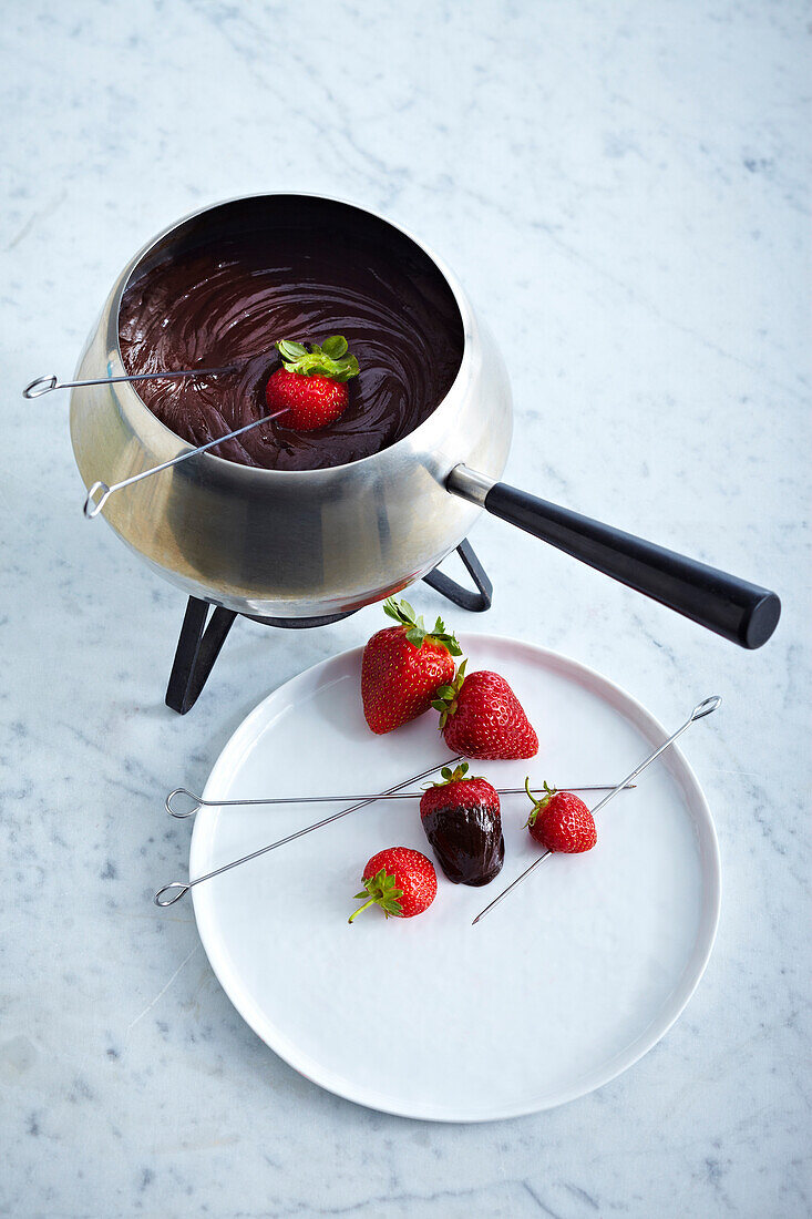 Schokoladenfondue mit Erdbeeren, Atelieraufnahme
