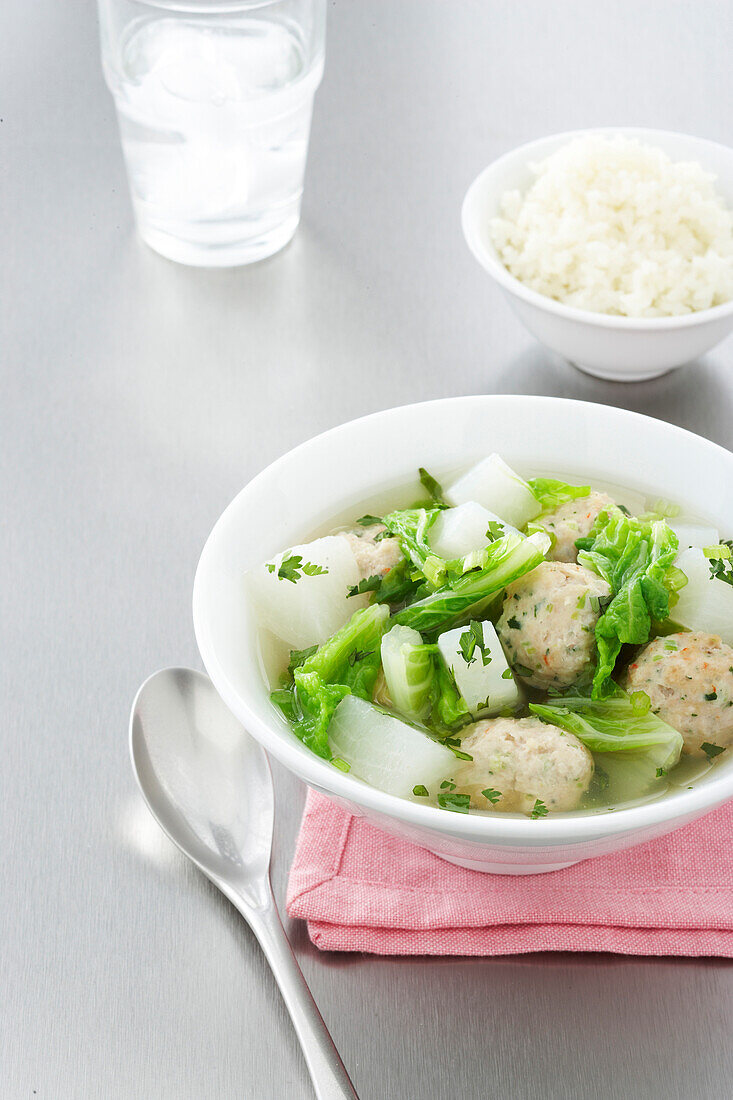 Schüssel mit Knödelsuppe, Reis und Glas Wasser, Studioaufnahme