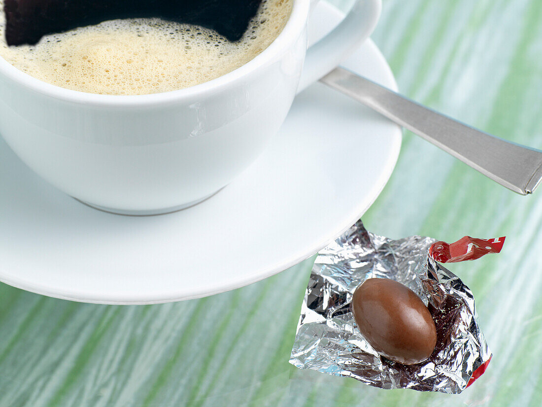 Tasse Kaffee und Schokoladen-Osterei