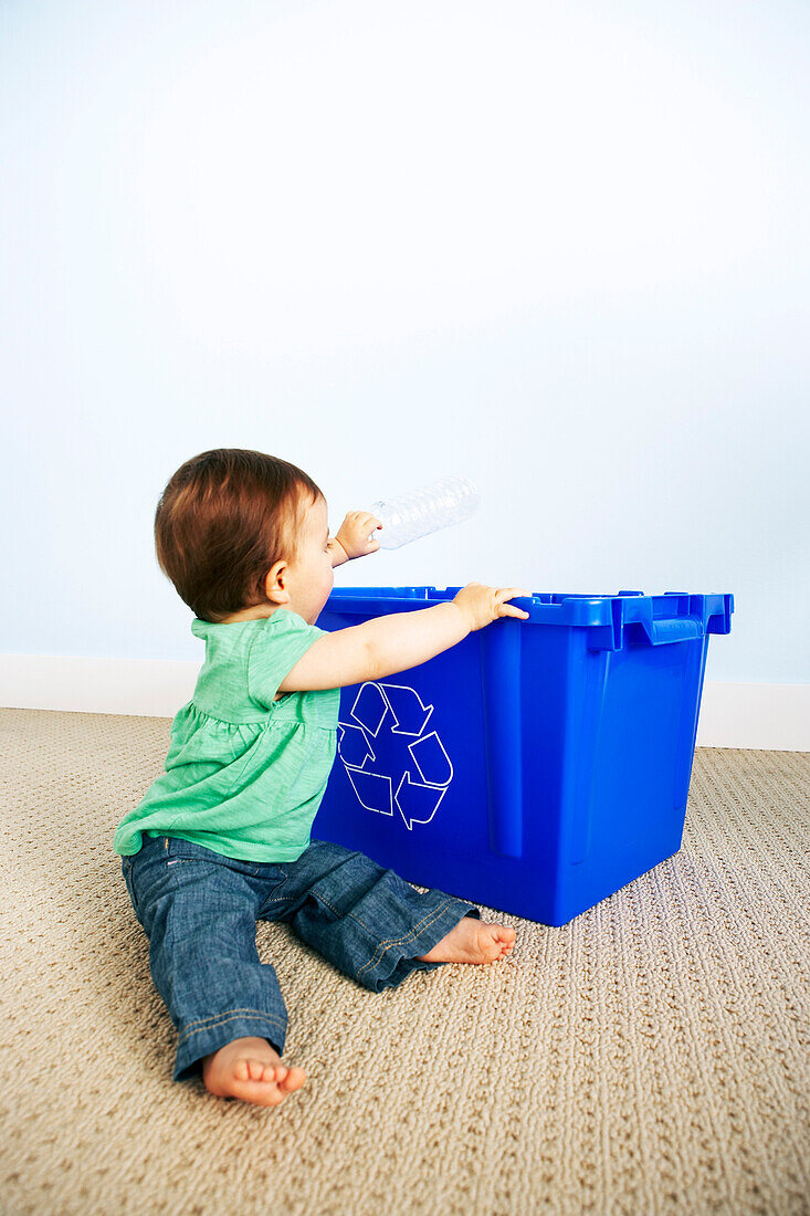 Baby Girl beim Recyceln