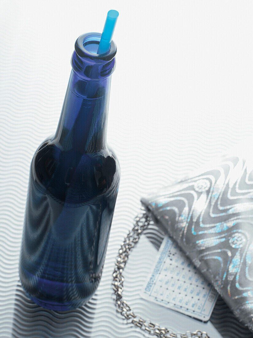 Flasche Alcopop mit Abendtasche, Studioaufnahme