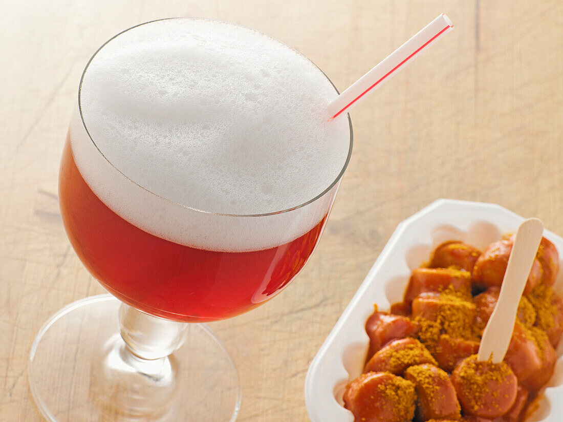 Rote Berliner Weisse mit Currywurst, Studio Shot