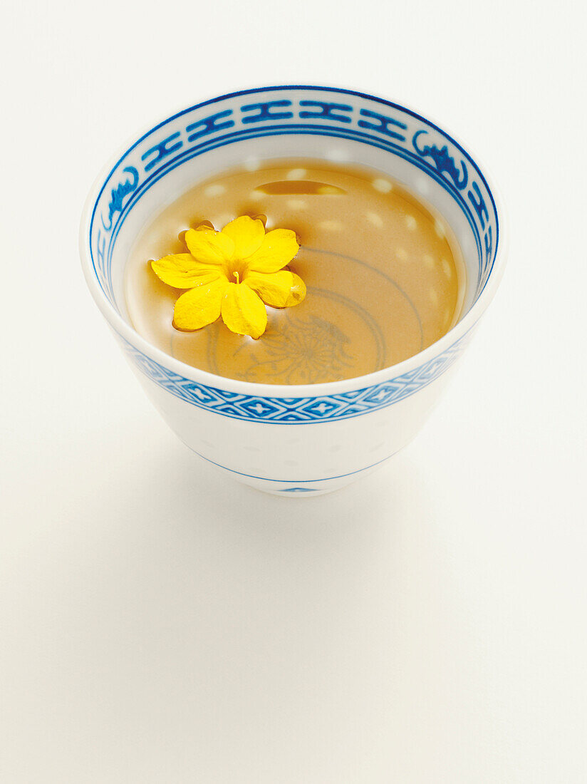 Chinesische Tasse Jasmintee mit Blüte, Studio Shot