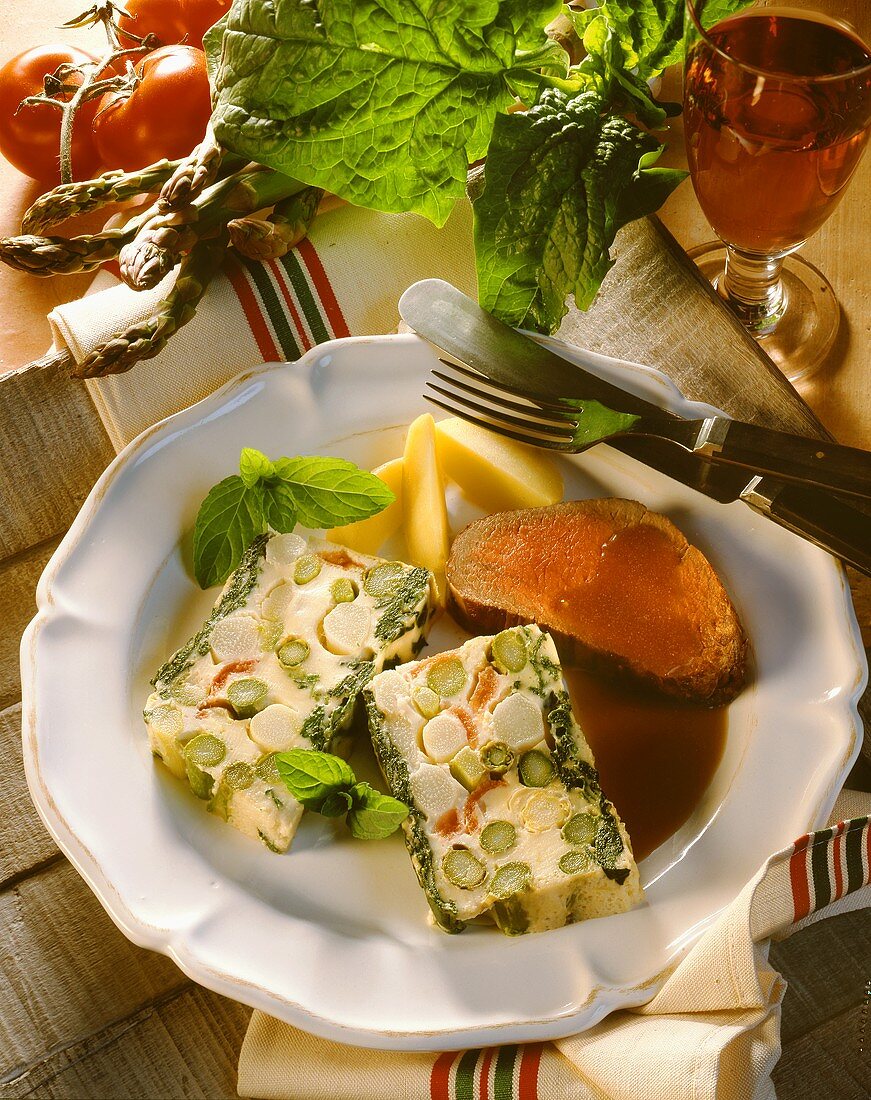 Grün-weiße Spargelterrine mit & eine Scheibe Rinderfilet