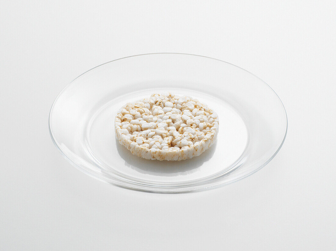 Reiskuchen auf Glasteller, Studioaufnahme