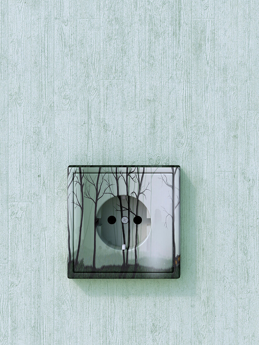 Digitale Illustration einer Steckdose mit Bildmotiv an einer Betonwand