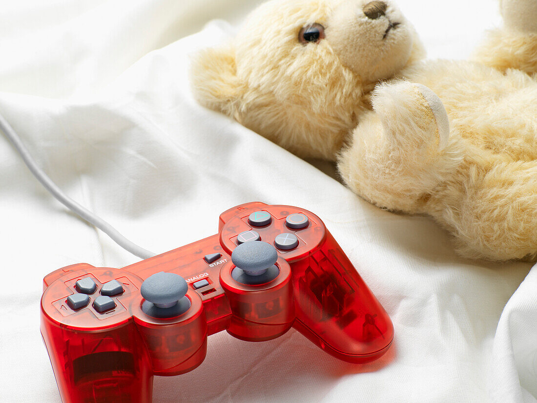 Videospiel-Controller und Teddybär