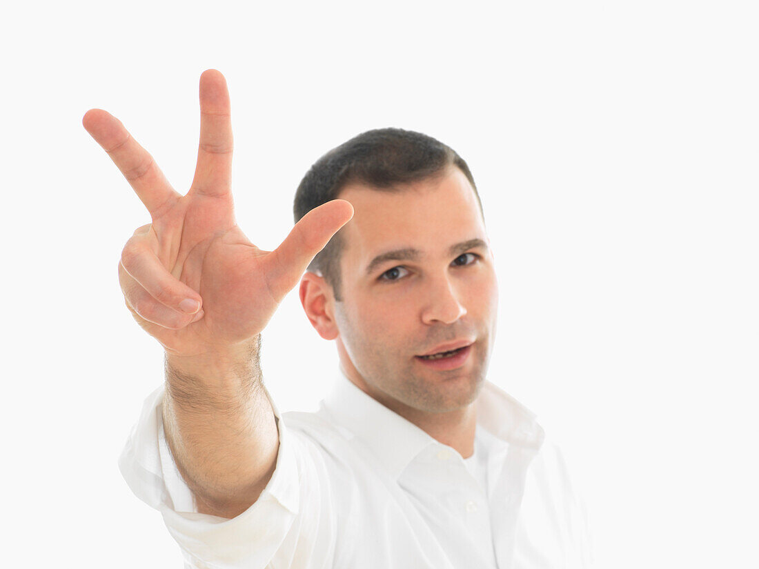 Porträt eines Mannes, der drei Finger hochhält